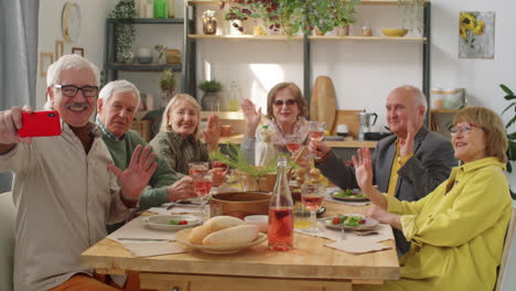 Ältere-Freunde-Machen-Selfie-Bei-Der-Dinnerparty-Zu-Hause
